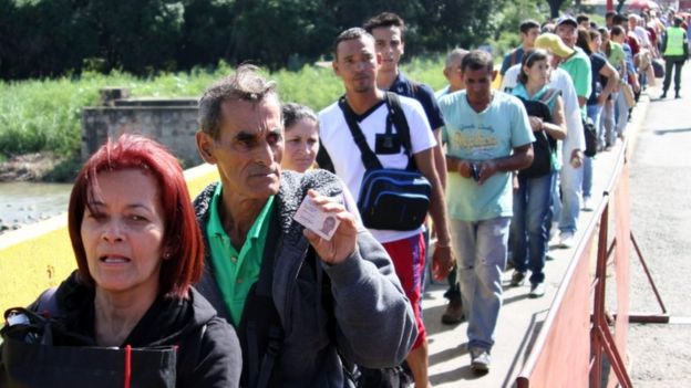 Hundreds of people queued on the bridge between Cucuta in Colombia and San Antonio del Tachira in Venezuela when the border was reopened, 20 Dec 16