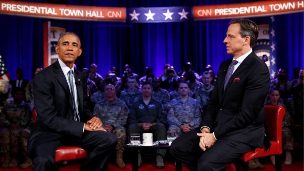 آقای اوباما (چپ) در جریان دیدار دیروز خود با نظامیان ارتش آمریکا به جک تَگر، مجری شبکه سی‌ان‌ان، از نارضایتی خود نسبت به لغو وتوی‌اش گفت