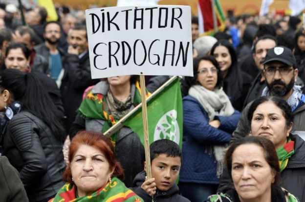Курдские демонстранты протестуют против политики президента Эрдогана в швейцарском Цюрихе