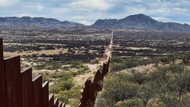Valla en la frontera entre México y EE.UU.