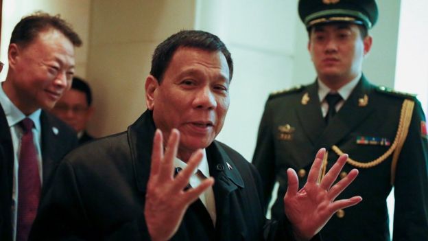 Tổng thống Philippines Rodrigo Duterte tới khách sạn ở Bắc Kinh