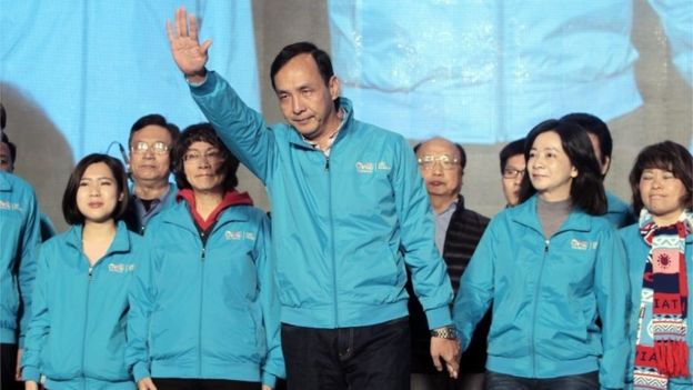 Eric Chu waves to supporters as he concedes in the presidential election.