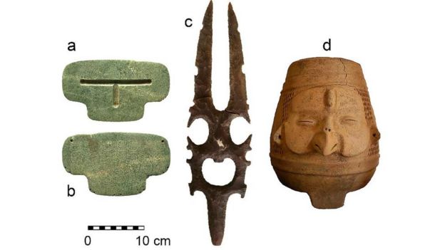 Objetos achados na tumba - pingente, escultura em pedra e vasos