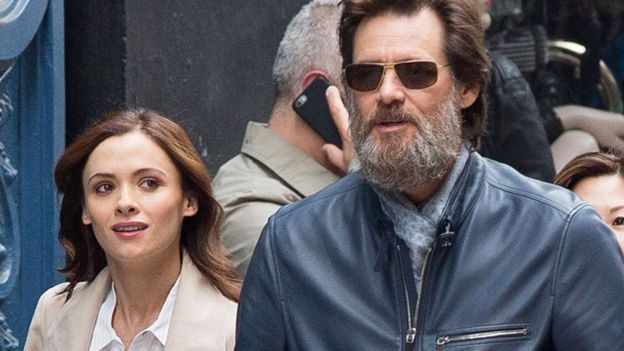 Cathriona White y Jim Carrey.