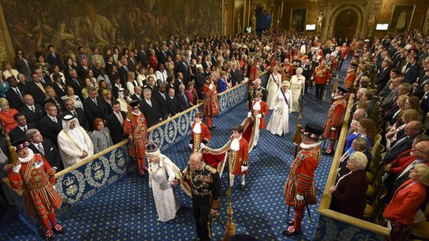 La reina Isabel II durante la Apertura de sesiones Parlamento británico.