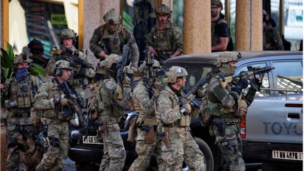 French forces take up positions outside the Splendid Hotel in Ouagadougou, Burkina Faso, 16 January 2016.