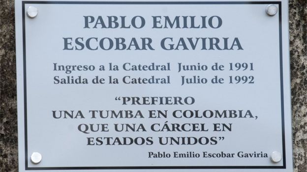 Plaqueta con el nombre de Pablo Escobar en La Catedral