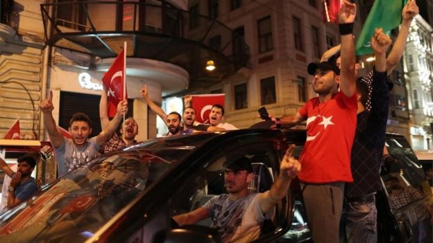 Supporters of Turkish President Recep Tayyip Erdogan shout slogans and hold flags during a demonstration against the failed Army coup attempt at Taksim Sqaure, in Istanbul (16/07/2016)
