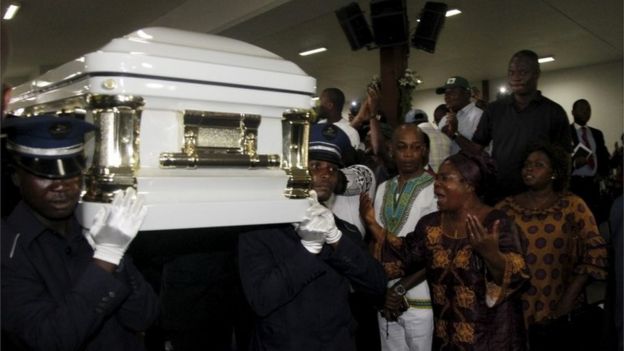 Fans react next to the coffin of Congolese musician Papa Wemba at the official ceremony held by the Ivorian government