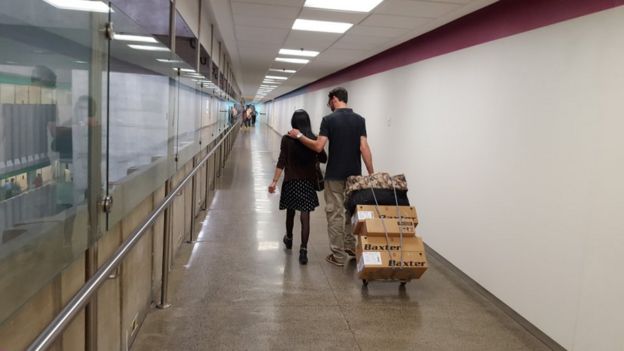 Mônica e Oscar caminham em corredor do Hospital das Clínicas