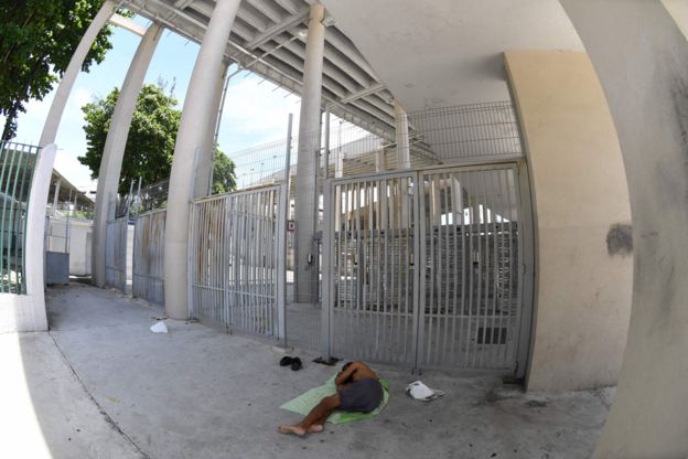 Morador de rua mora do lado de fora do estádio