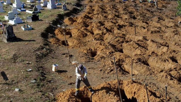 Coveiro prepara local para enterro de presos mortos em massacre