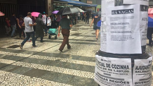 Anúncios de emprego em poste no centro de São Paulo