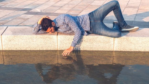 Hombre mirando su reflexión en el agua
