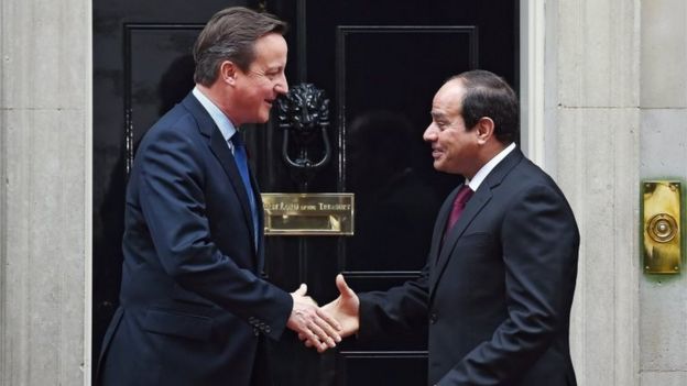David Cameron (L) welcomes Egyptian President Abdel Fattah al-Sisi (R) to 10 Downing Street in London (5 November 2015)