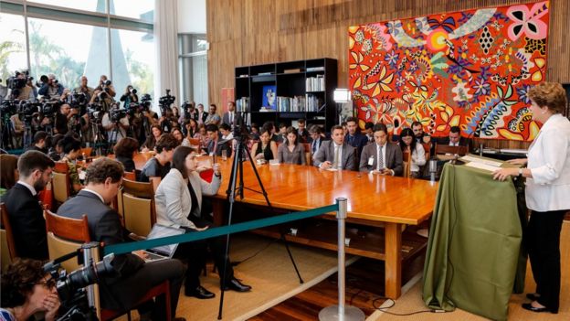 Dilma durante divulgação de mensagem ao Senado no Palácio da Alvorada