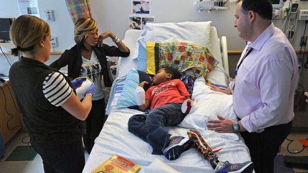 Zion Harvey junto a su madre, una enfermera y un médico