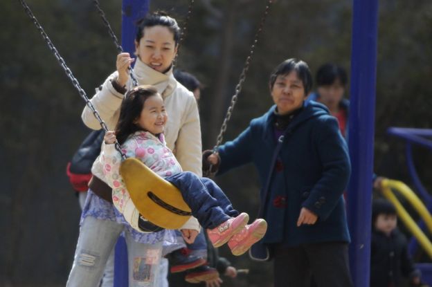 Niña columpiándose en China.
