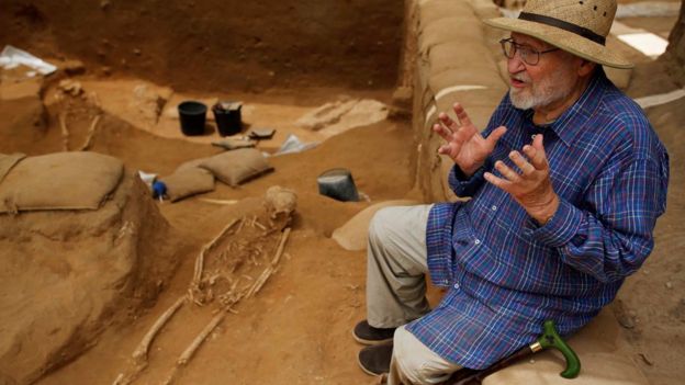 Professor Lawrence E. Stager fala sobre a escavação em 28 de junho de 2016