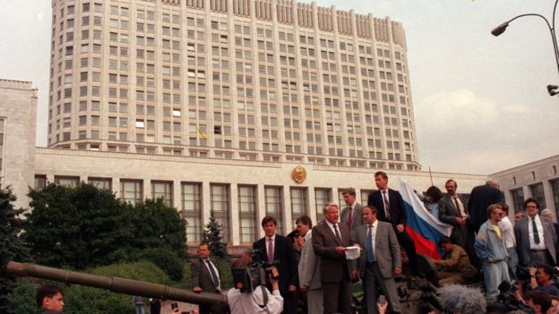 Boris Yeltsin phát biểu trên xe tăng trước quốc hội Nga tháng 9/1991 khi Liên Xô sụp đổ