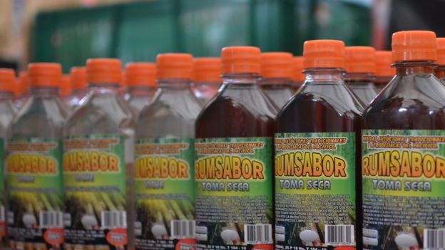 Botellas de viche y tomaseca