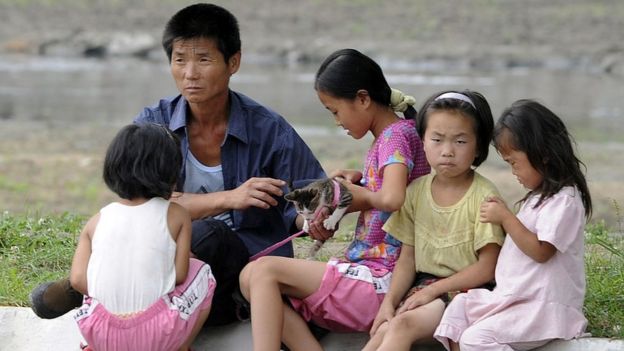 Familia viendo en las calles en Corea del Norte.