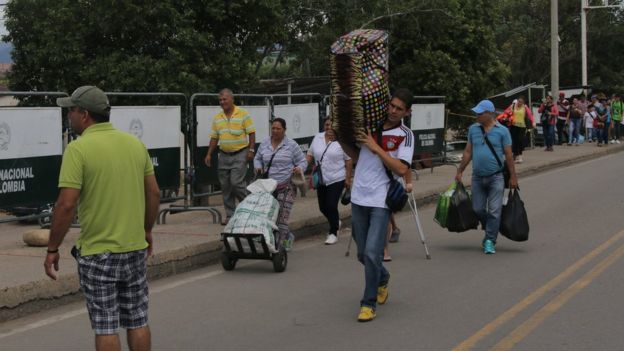 Compradores venezolanos regresando de Cúcuta.