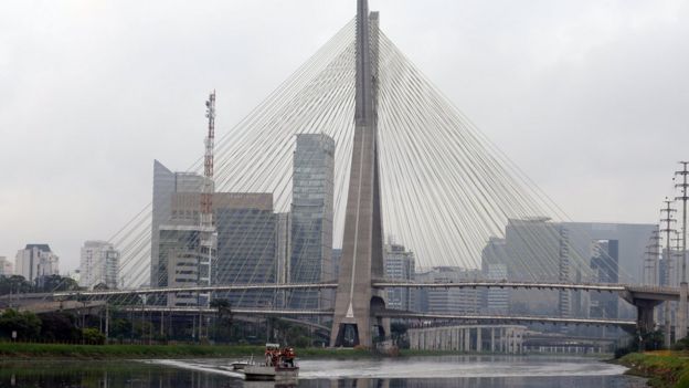Balsa no Rio Pinheiros, São Paulo, faz fumegação de inseticida contra mosquitos para prevenir infecção por vírus Zika