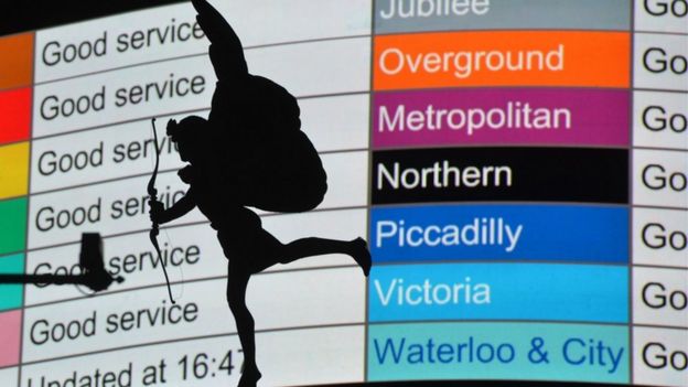 Imagem de um cubido na frente das linhas de metrô