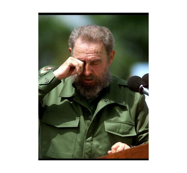 This photo was taken seconds before Fidel fainted at a rally with thousands of people, while he was giving a speech in 2001.