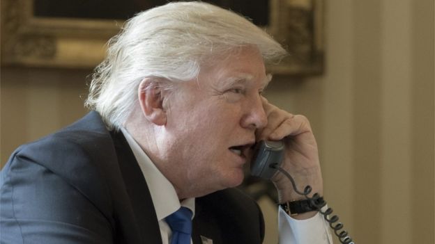 Дональд Трамп в Овальном кабинете Белого дома разговаривает по телефону с Владимиром Путиным (28 января 2017 года)