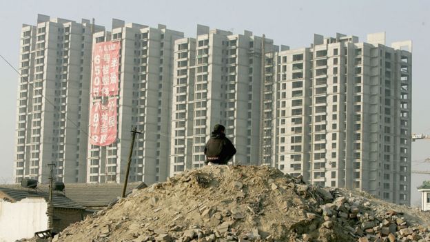Hombre frente a edificios nuevos en China