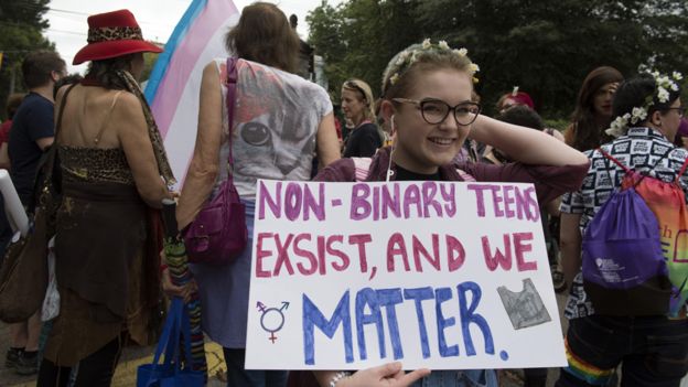 Durante el desfile del orgullo en Atlanta, Estados Unidos, algunos carteles reclamaban la visibilización de los menores no-binarios.