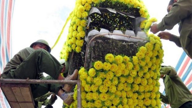 Công nhân tháo dỡ hoa phần đầu rồng để chỉnh sửa