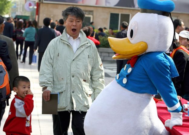 Un empleado de una agencia de turismo de China vestido del pato Donald en Pekín.