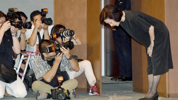 A atriz Atsuko Takahata faz um pedido de desculpas público em agosto de 2016