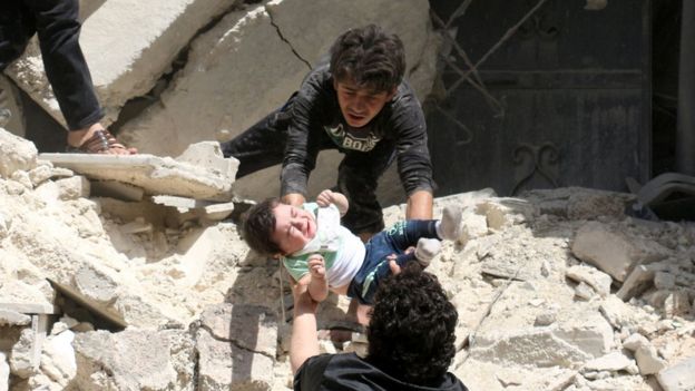 Bebé Perdio el Conocimiento de los escombros del edificio Destruido en Alepo.  28 de de abril de 2016 El año