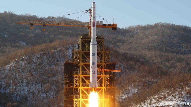 Foto divulgada pela agência de notícias norte-coreana em 2012 mostra lançamento de foguete