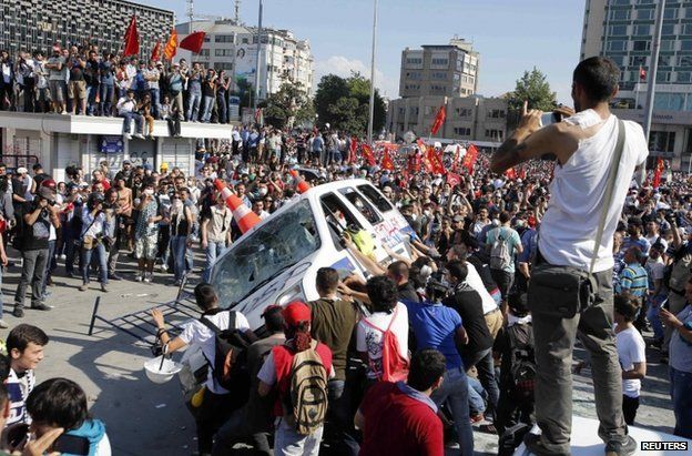 Protesters in Taksim Square Istanbul (1 June 2013)