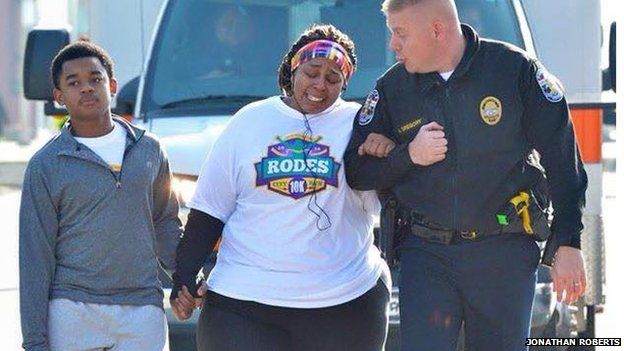 Police officer helping a woman during a 10K run