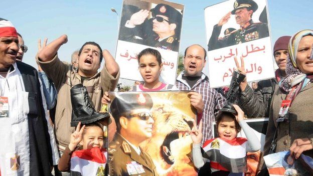 Supporters of President Abdul Fattah al-Sisi outside the trial of Mohammed Morsi (28 January 2014)