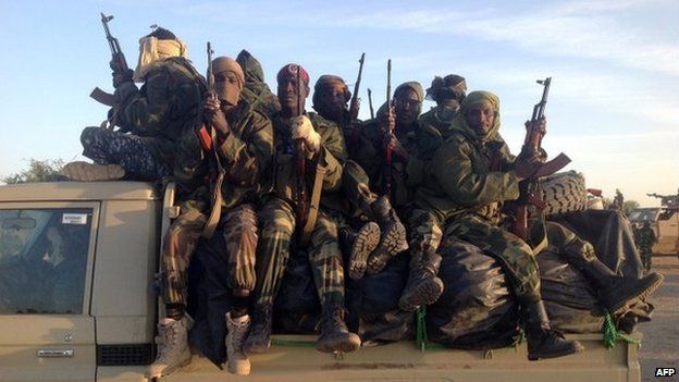 Soldiers of the Chadian army patrolling at the border between Nigeria and Cameroon (21 January 2014),