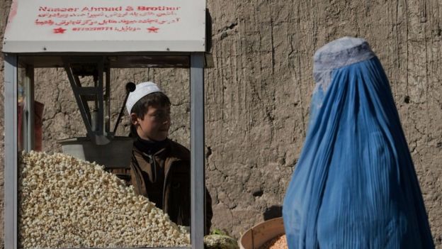 Un niño vende palomitas de maíz en Afganistán