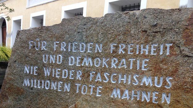 Piedra memorial que se erige a pocos pasos de la casa de Hitler.