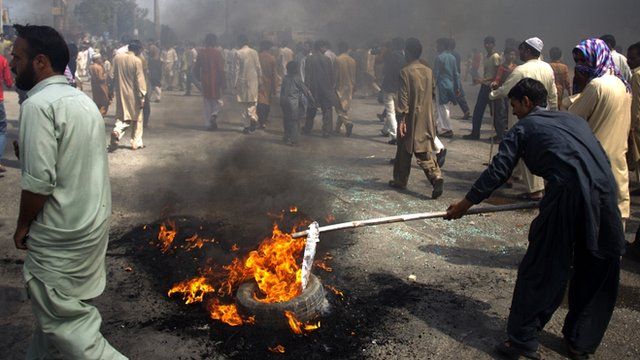 Protesters in Rawalpindi, Pakistan, on 21/9/12