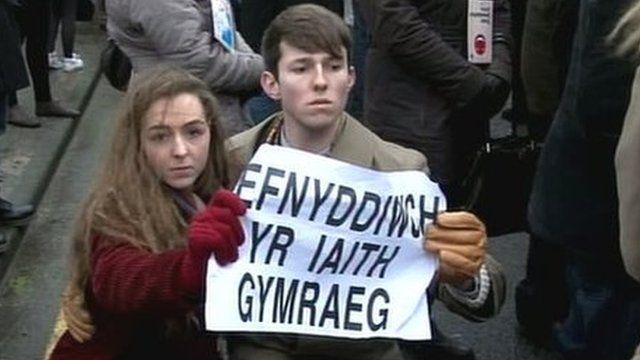 Actorion ar Bont Trefechan ddydd Sul