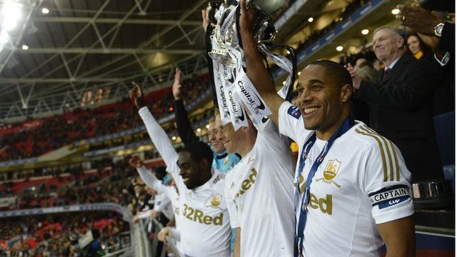 Ashley Williams a Garry Monk yn codi Cwpan y Gynghrair