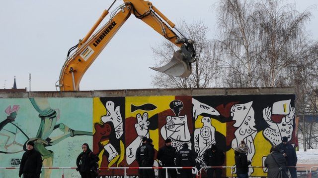 Crane removes parts of Berlin Wall