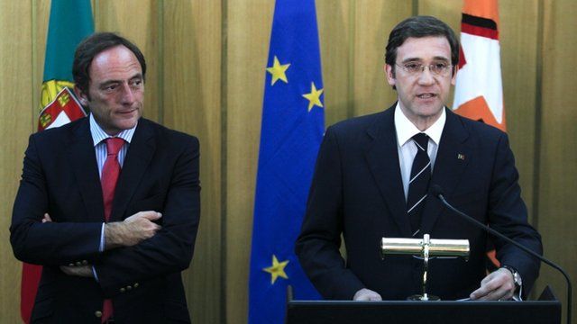 Portugal's Prime Minister Pedro Passos Coelho, right, gives an statement next to leader of Popular Party, CDS, Paulo Portas