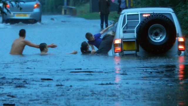 Essex Floods: Family Rescued From Sinking Vehicle - BBC News